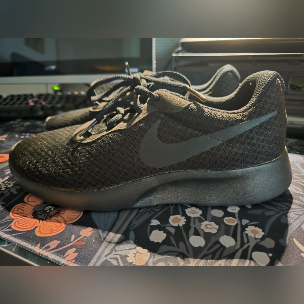 Nike Tanjun Women's Sneakers Size 9